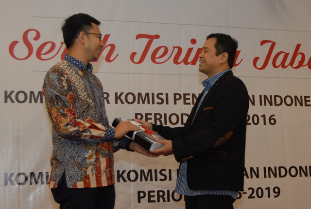 Ketua KPI Pusat periode 2013-2016 Judhariksawan dan Ketua KPI Pusat periode 2016-2019 pada saat serah terima jabatan di Hotel Ibis, Jakarta, Jumat, 12 Agustus 2016.